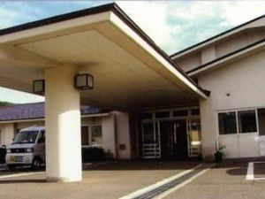 施設の玄関前外観  