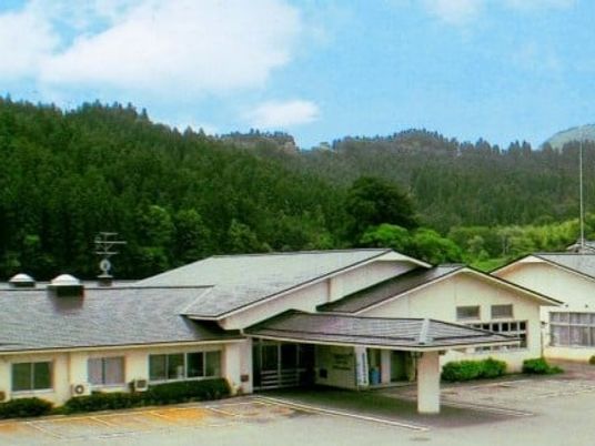 緑に囲まれた施設外観  