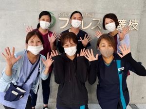 笑顔のスタッフ集合  