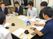 会議する男性たちの休憩室  