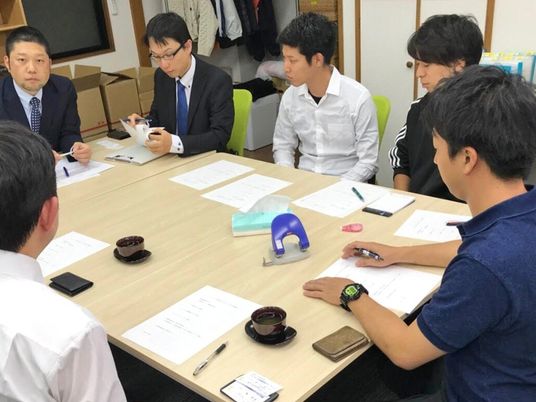 会議する男性たちの休憩室  