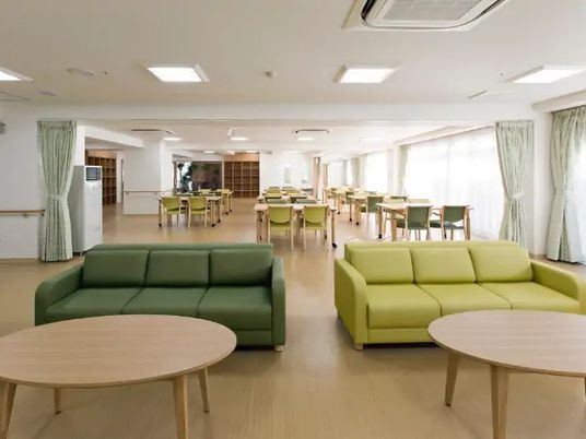 明るい食堂とソファのある広場  