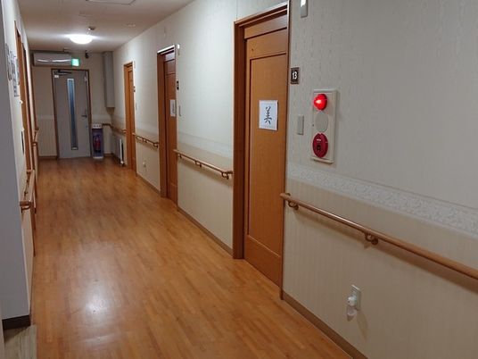 手すり付きの廊下  