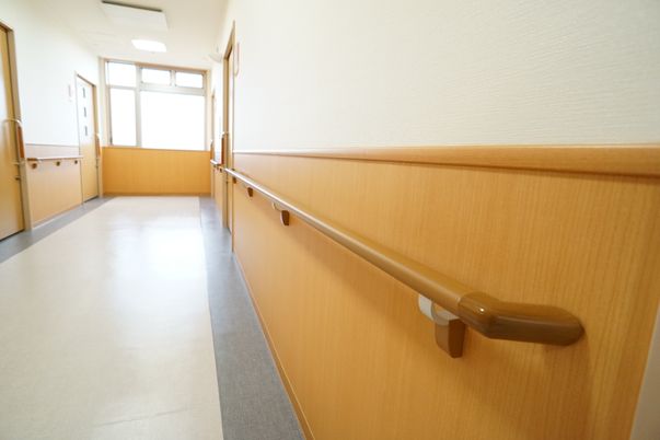 廊下の手すりと扉