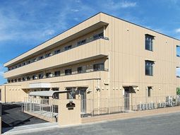 明るい建物の外観