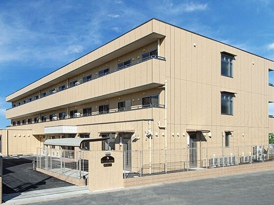 明るい外観の建物