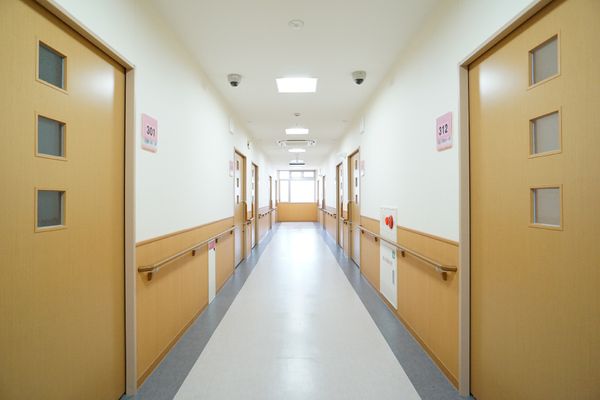 清潔な廊下とドア
