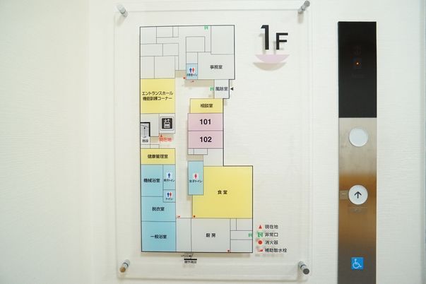 エレベーター横の施設案内図