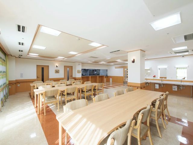 明るい食堂の様子  