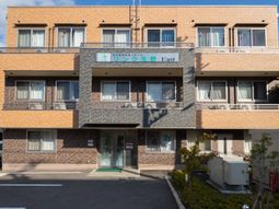 明るい日差しの施設外観