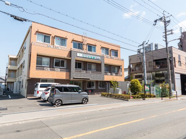 3階建ての建物 外観 整った外観の建物は、アクセスしやすい立地にあります。充実した施設環境が期待できます。