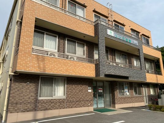 3階建ての建物外観  