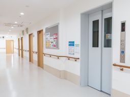 清潔な白い廊下