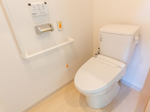 安全設備付きトイレ トイレ 手すりが付いた安全設計のトイレです。快適で安心な職場環境が整っています。