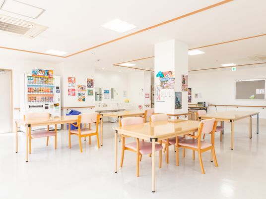 明るい室内の共有スペース