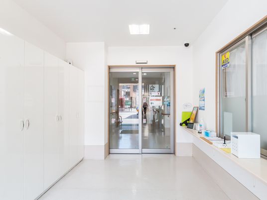 むき出しの白い廊下 