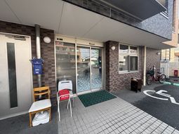 椅子が置かれた入口