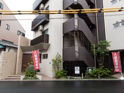 モダンな建物のエントランス