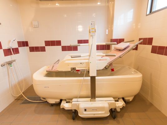 バリアフリー設計の浴室