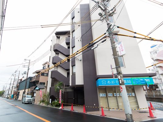 現代的な建物のエントランス