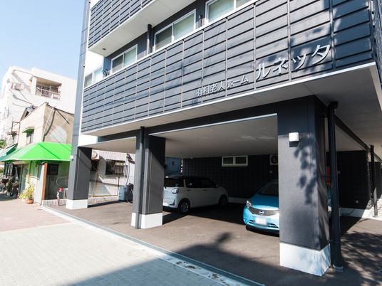 都会型施設の駐車場エリア