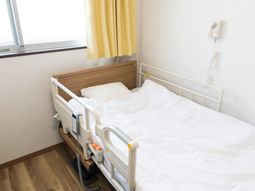 清潔な居室のベッド