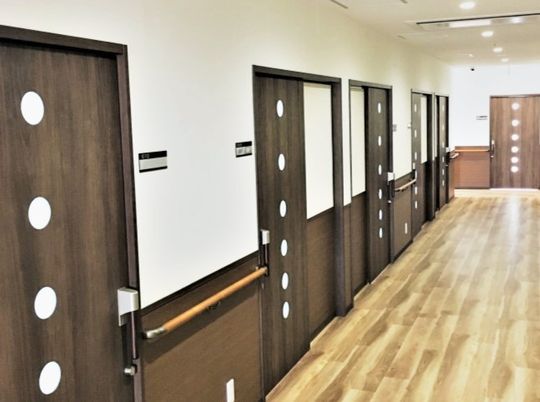 明るい廊下と木製の扉