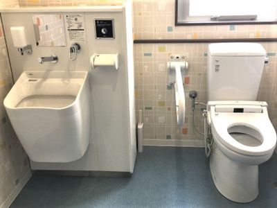 手すり付き清潔なトイレ