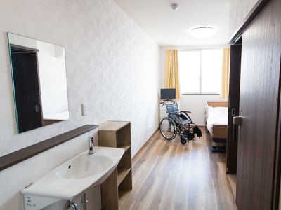 清潔な居室と車椅子