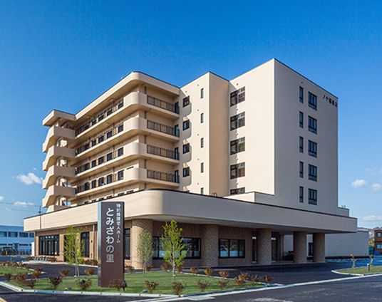 青空の下の外観