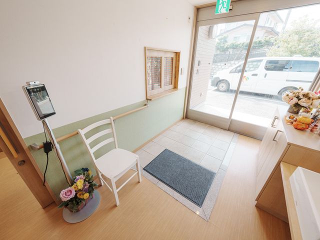広々とした明るい玄関 エントランス ゆったりとした玄関には椅子も完備され、日当たりの良い窓からは外の景色が見え安らぎを感じられます。