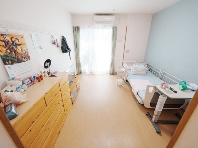 快適な居室 居室 ゆとりのある設計で、個々のプライバシーが尊重された部屋です。日々の安らぎとくつろぎの空間を提供しております。