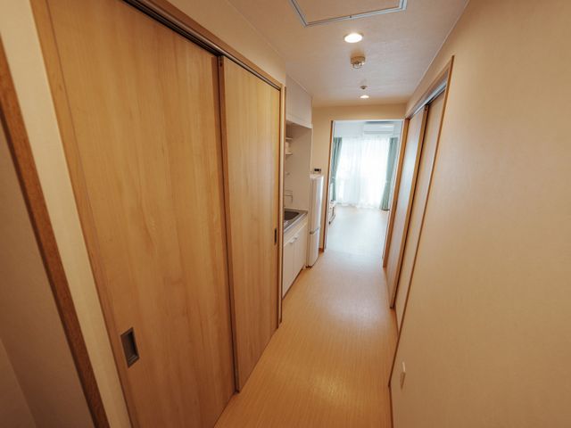明るく清潔な廊下 廊下 通路は広々として明るく、清掃が行き届いており安心感があります。安定した歩行を支援する手すりが設置されています。