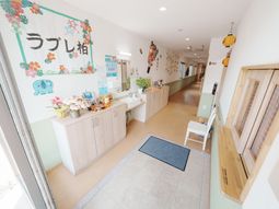 明るい受付のあるエントランス