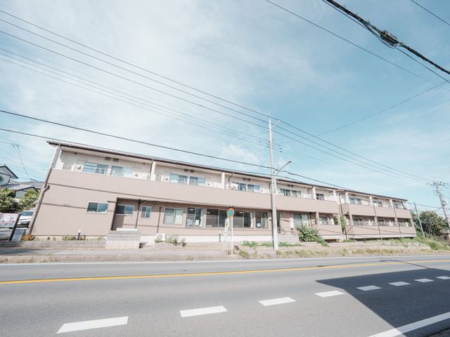 ゆったり広々外観 外観 ゆとりのある外観が印象的な建物です。清潔感のある施設で、心穏やかにお過ごしいただけます。