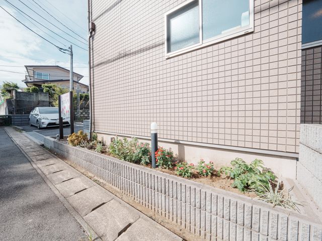 安らげる庭の風景 外観 手入れが行き届いた庭は、四季折々の自然を感じられる落ち着いた空間です。お散歩や憩いの場としてご利用いただけます。
