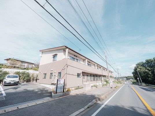 落ち着いた外観の施設