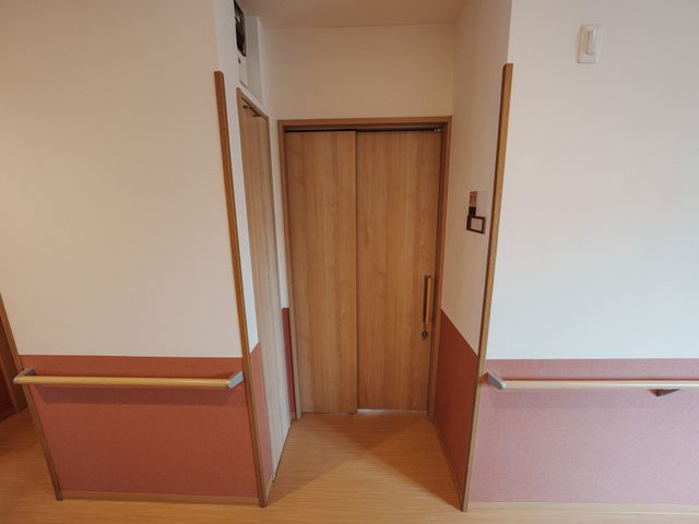 居室の木目調のドア 居室 ゆったりとした木目調のドアが印象的な居室です。周囲は落ち着いた色合いで、心穏やかにお過ごしいただけます。