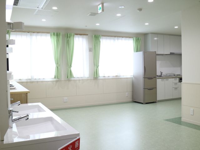 清潔感のあるキッチン空間 共有スペース 広々としたキッチンは作業がしやすい設計で、快適な料理の時間を支えています。明るい窓辺では心地良い風が感じられ、活気ある日常を促進します。