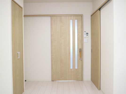 広々とした洋室の出入口