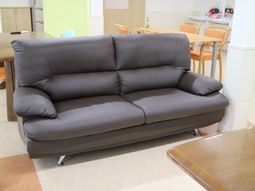 快適な茶色いソファ