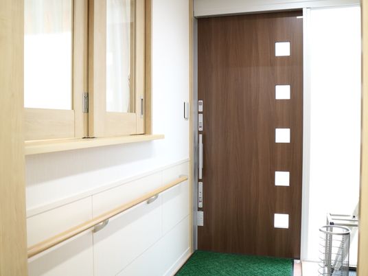 廊下の扉と手すり