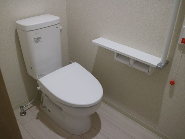 バリアフリートイレ トイレ 安全な使用を考慮した手すり付の清潔なトイレです。利用者の快適性と機能性を追求しています。