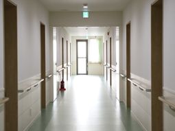 明るい廊下と手すり