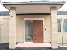 清潔感あるエントランス風景