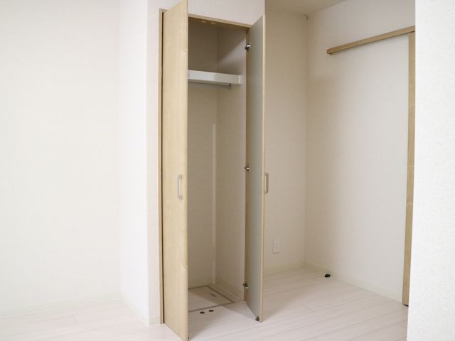 シンプルな洋室のクローゼット 収納 整った洋室のクローゼットは、衣類や必要品をすっきりと収納できます。スペースも十分に確保されており、使い勝手が良い設計です。