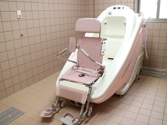 バリアフリー設計の浴室