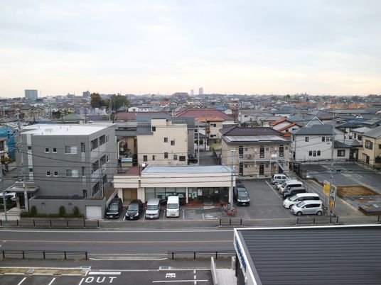 街並みの中の建物外観