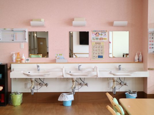洗面台付きピンクの壁