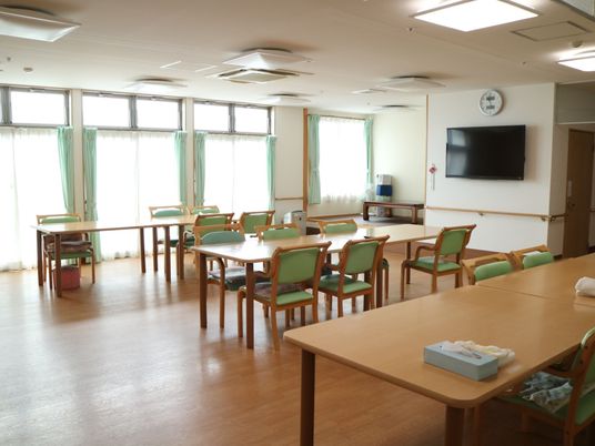 明るい広々した食堂